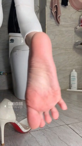 酒鸽:裸足开发锁奴吃屎