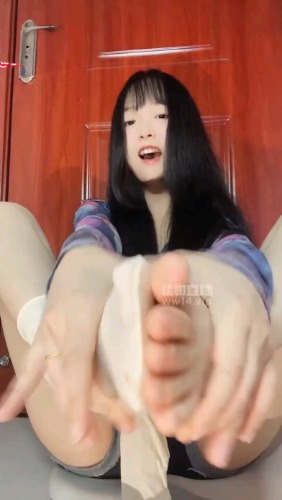 小欲:喜欢看脚的同事被发现