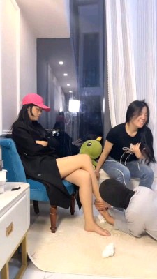 【阿昆】双S白袜玩狗-骑马转胯遛狗/耳光舔脚闻袜