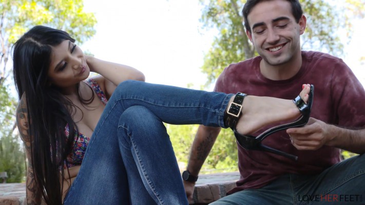 约来的纹身美女在院子里忍不住拿起玉足美脚开吃 JS251029~1BP