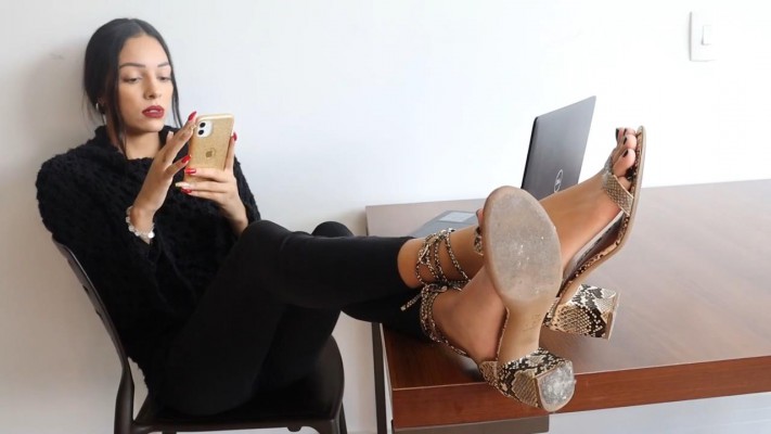 工作完成后找母狗舔高跟凉鞋美脚放松一下  JS251101~2BP