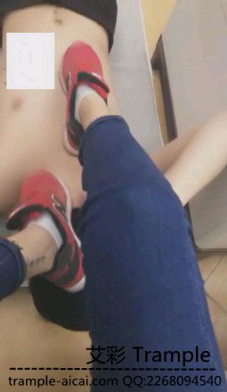 【调教视频】贵州绝美莱莱新百伦白袜调教踩踏闻棉袜