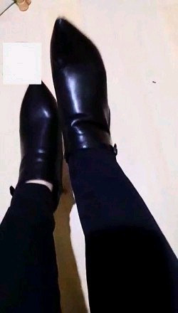 【调教视频】哈尔滨碧凡女王第一视角秀脚羞辱