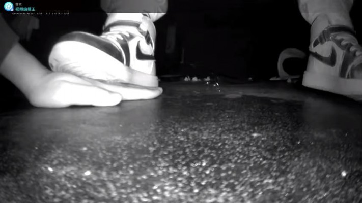 B953 - 无意识电影院小女孩AJ板鞋踩手发现后无视 bf59413BP