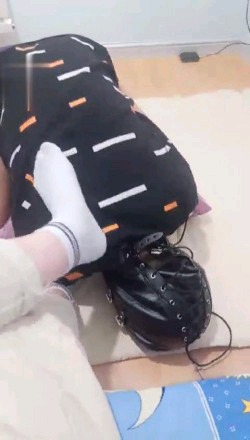 【调教视频】【00后冰冰女王】学生棉袜脚多角度踢裆！