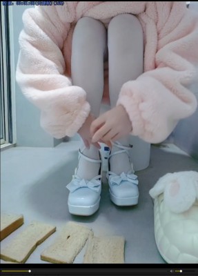 白丝lo鞋踩面包吐口水  JS260214~3BP